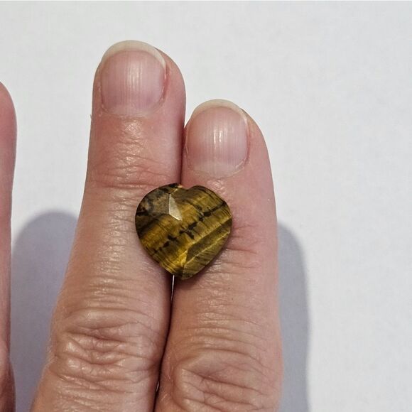 Tiger Eye, cut and faceted into a ❤️ shape. Great for wire wrapping. - Picture 4 of 4